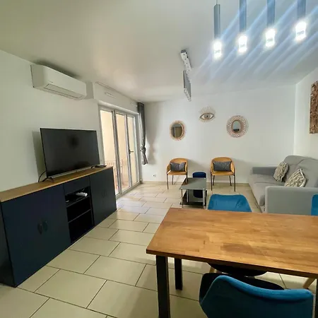 Apartment Jolie 3 Pieces Avec Terrasse Au Vieux Port, A 2 Pas Des Plages Et Du Palais.